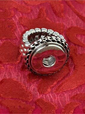 Magnolia and Vine Silver-Tone Stretch Ring - 18mm Snaps
